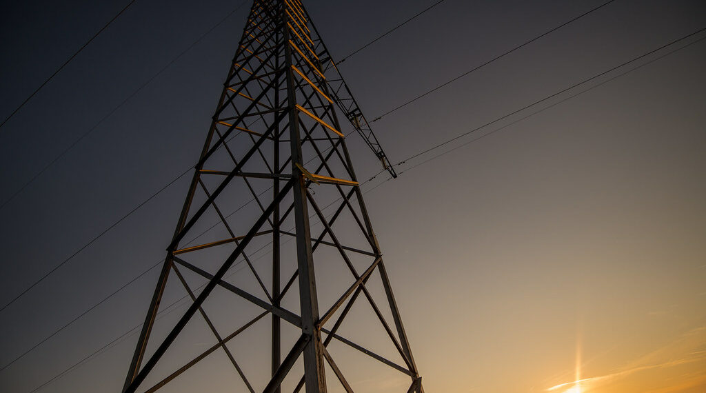 الرياح القوية تتسبب في انقطاع التيار الكهربائي عن 45 ألف منزل