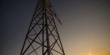 الرياح القوية تتسبب في انقطاع التيار الكهربائي عن 45 ألف منزل