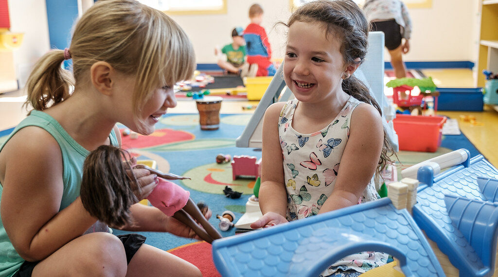 بالرغم من انخفاض التكاليف وارتفاع الطلب.  … نقص في الأماكن والموظفين في دور الحضانة