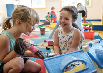 بالرغم من انخفاض التكاليف وارتفاع الطلب.  … نقص في الأماكن والموظفين في دور الحضانة