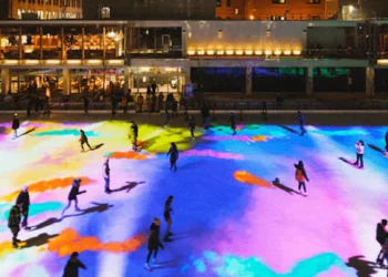 استكشف حلبة التزلج الضخمة مجاناً في مونتريال