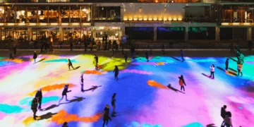 استكشف حلبة التزلج الضخمة مجاناً في مونتريال