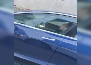 فيديو لسائق سيارة Tesla نائم خلف عجلة القيادة على الطريق السريع