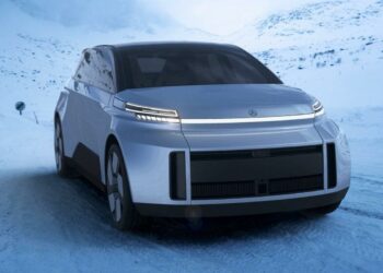 الكشف عن أول سيارة كهربائية كندية الصنع