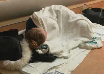 امرأة تنتظر 40 ساعة و تقضي الليل بأكمله على أرض غرفة الطوارئ