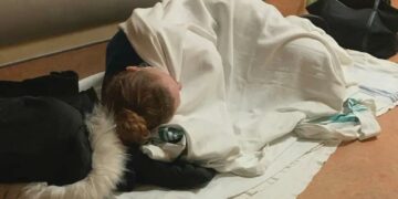 امرأة تنتظر 40 ساعة و تقضي الليل بأكمله على أرض غرفة الطوارئ