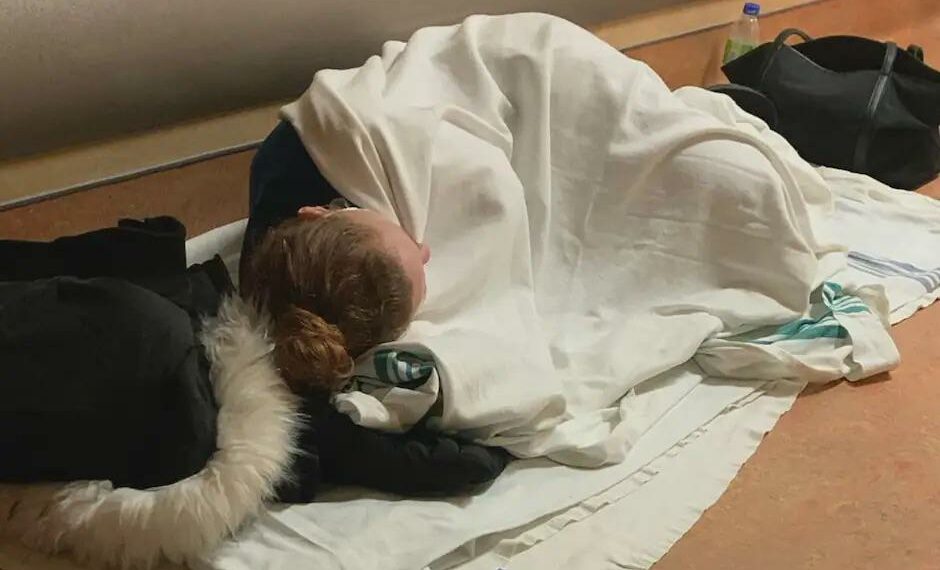 امرأة تنتظر 40 ساعة و تقضي الليل بأكمله على أرض غرفة الطوارئ