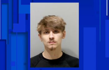 شاب يقتل شقيقته ويتركها في غرفة المعيشة في أحد منازل ديترويت