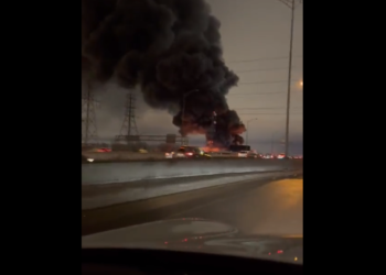 حريق ضخم يدمر مبنى صناعي في سان لوران