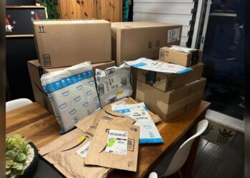 طفلة عمرها 6 أعوام تشتري بضائع بقيمة 2100 دولار من أمازون دون علم والدتها