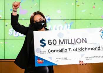 امرأة محظوظة تفوز بالجائزة الكبرى البالغة 60 مليون دولار في Lotto Max