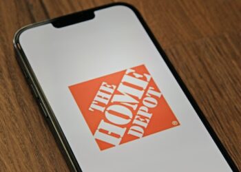 شركة Home Depot شاركت بيانات العملاء الشخصية مع Facebook دون موافقتهم