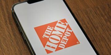 شركة Home Depot شاركت بيانات العملاء الشخصية مع Facebook دون موافقتهم