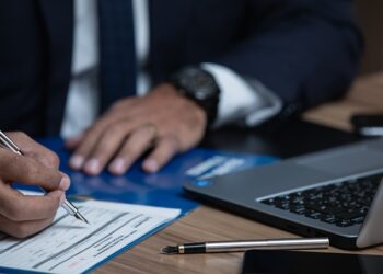 توجيه اتهامات خطيرة تتضمن الاعتداء بالسلاح إلى محام شاب في لافال