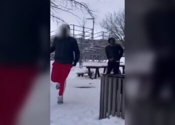 اعتقال 3 أشخاص على خلفية الاعتداء على مراهق بمطرقة في أحد مدارس مونتريال