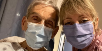 رجل مسن يقضي 3 أيام في ممر غرفة الطوارئ بالرغم من إصابته بكسر في الفقرات