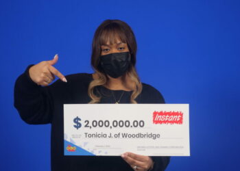 امرأة محظوظة تفوز بجائزة قيمتها 2 مليون دولار