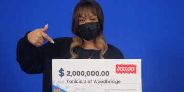 امرأة محظوظة تفوز بجائزة قيمتها 2 مليون دولار