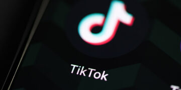 كندا تحظر تطبيق “TikTok” من الهواتف الحكومية