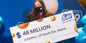 أصغر كندية في التاريخ تفوز بهذا المبلغ الهائل