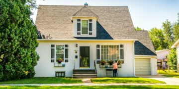 RE MAX: غالبية الكنديين يشعرون بالقلق بشأن شراء أو بيع منازلهم في عام 2023