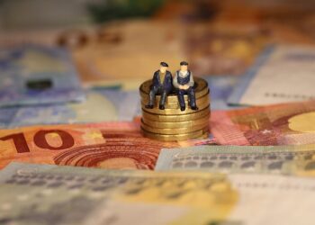 تفاصيل خطط ادخار التقاعد المسجلة (RRSP) و حسابات التوفير المعفاة من الضرائب (TFSA) وتأثيرها على ضرائبك