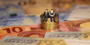 تفاصيل خطط ادخار التقاعد المسجلة (RRSP) و حسابات التوفير المعفاة من الضرائب (TFSA) وتأثيرها على ضرائبك