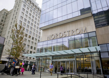 Nordstrom تغلق جميع المتاجر الكندية وتُسرح 2500 موظف