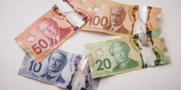 رفع الحد الأدنى للأجور في أونتاريو إلى 16.55 دولار في الساعة