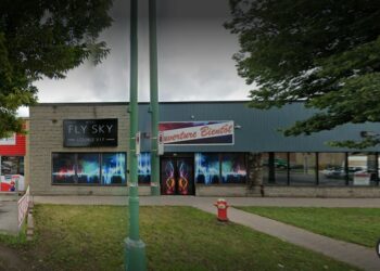 حريق مشبوه في أحد مطاعم لافال