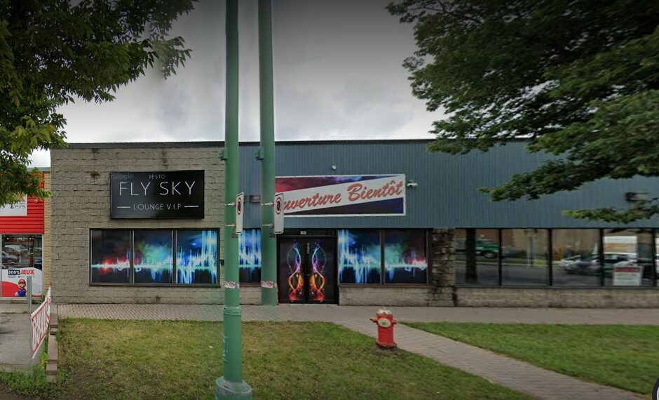 حريق مشبوه في أحد مطاعم لافال