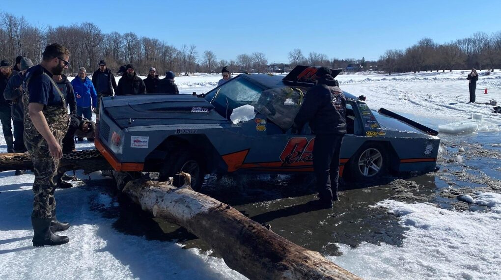 سقوط سيارتين في نهر  St. Lawrence بالقرب من مونتريال (فيديو)