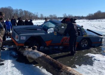 سقوط سيارتين في نهر  St. Lawrence بالقرب من مونتريال (فيديو)