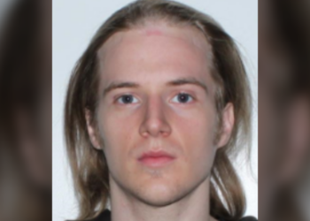 الشرطة تعتقل شخصاً بتهمة الإغواء والاعتداء الجنسي