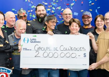 2 مليون دولار من نصيب 10 زملاء عمل