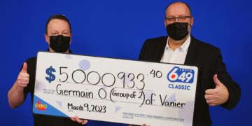 صديقان يفوزان بالجائزة الكبرى بقيمة 5 مليون دولار وأحدهما رأى الأرقام الرابحة في نومه
