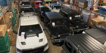 الشرطة تضبط 24 سيارة مسروقة كانت مُتجهة إلى دبي