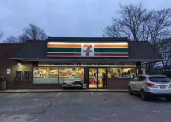 مئات الوظائف المتاحة لدى 7-Eleven في جميع أنحاء كندا هذا الصيف