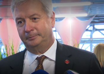 تضاعف راتبه ثلاث مرات في عام واحد 12.4 مليون دولار راتب رئيس شركة Air Canada