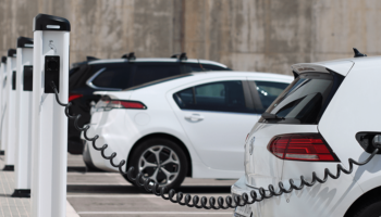 توقعات بانخفاض أسعار السيارات الكهربائية بعد انخفاض سعر المكون الرئيسي للبطاريات