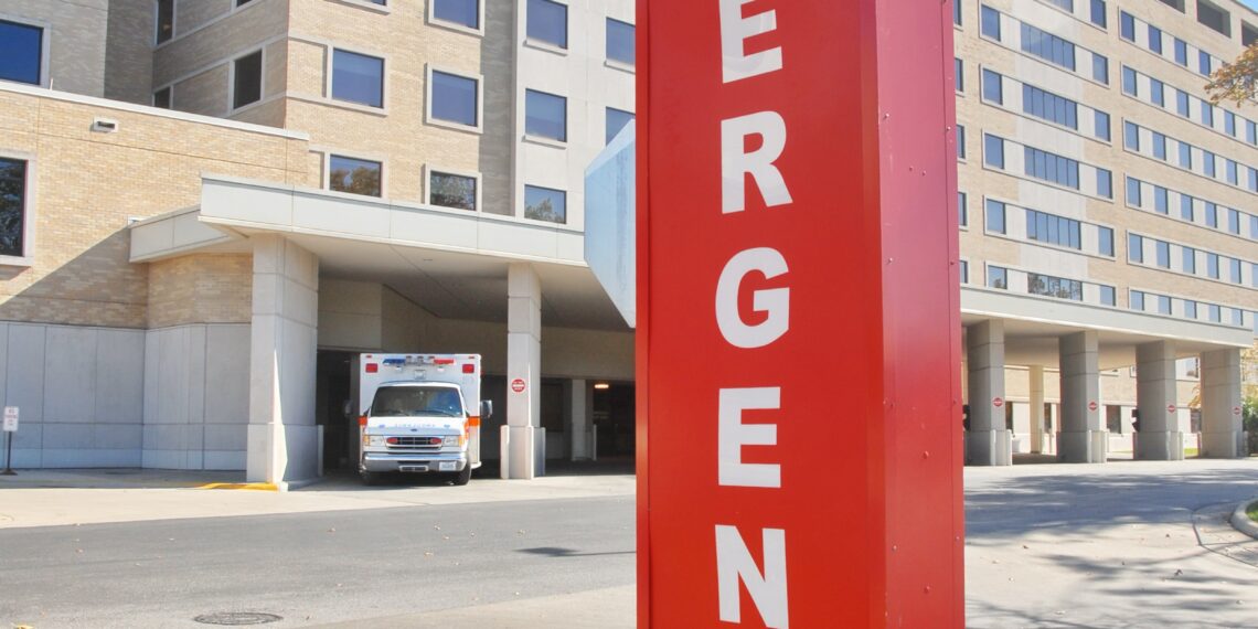 الأسوأ منذ 15 عاماً…متوسط وقت انتظار المرضى على نقالة في أقسام الطوارئ بلغ 18 ساعة