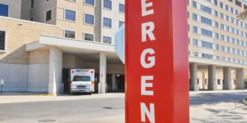 الأسوأ منذ 15 عاماً…متوسط وقت انتظار المرضى على نقالة في أقسام الطوارئ بلغ 18 ساعة