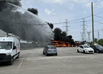 انفجار خزان للغاز بعد اندلاع حريق في شاحنتين في منطقة صناعية في لافال