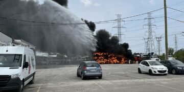 انفجار خزان للغاز بعد اندلاع حريق في شاحنتين في منطقة صناعية في لافال