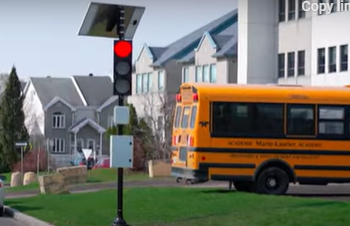 إشارات مرور ذكية بهدف حماية الأطفال من حركة المرور السريعة ( فيديو)