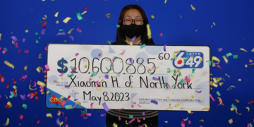امرأةٌ تربح أكثر من 10 مليون دولار في سحب يانصيب