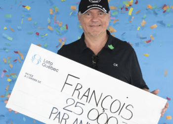 رجل يربح اليانصيب بعد اختياره أرقاماً تتوافق مع أعياد ميلاد أفراد عائلته