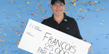 رجل يربح اليانصيب بعد اختياره أرقاماً تتوافق مع أعياد ميلاد أفراد عائلته