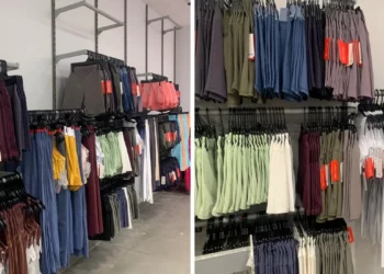 سوق كبير لبيع الملابس وكل شيء بقيمة 25 دولار أو أقل