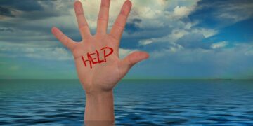 استطلاع رأي: الكنديون يُخفضون نفقاتهم ويفكرون في العمل الإضافي لسداد الديون